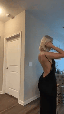 Robe Backless™ portée avec des accessoires minimalistes.