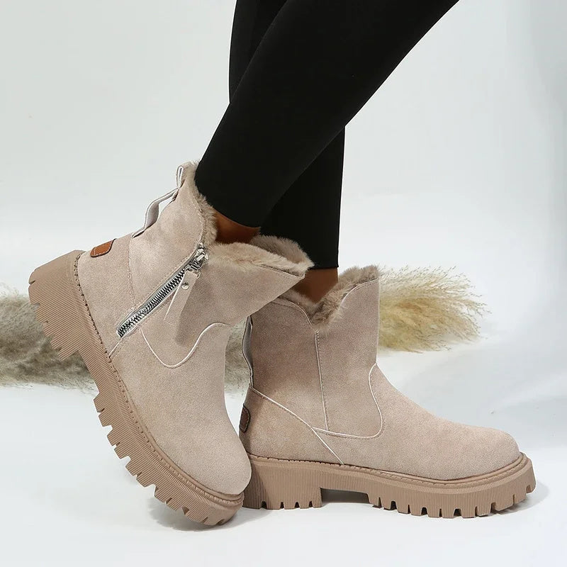 Bottines Loma™ portées avec une tenue chic et décontractée.