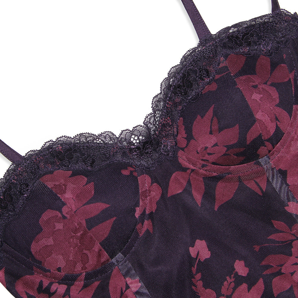 Coupe ajustée de la robe Shaira™, mettant en valeur les courbes féminines.