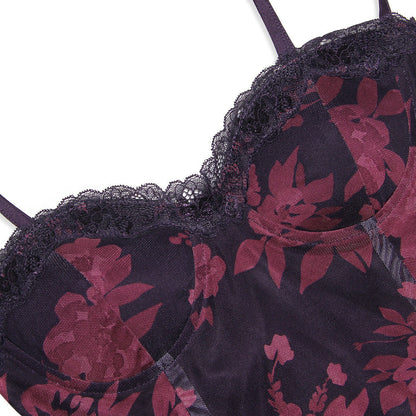 Coupe ajustée de la robe Shaira™, mettant en valeur les courbes féminines.