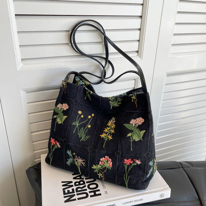 Détail des broderies florales du sac Bloom™