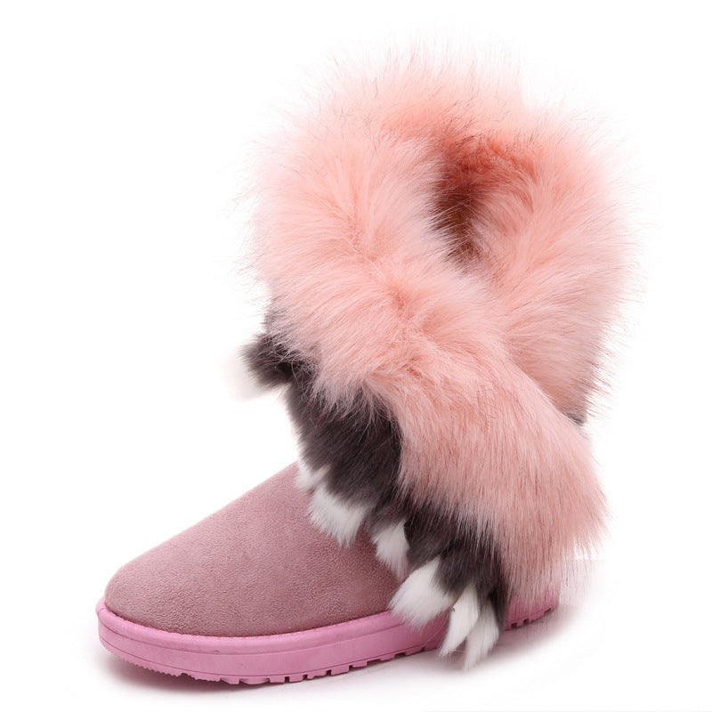 Look tendance avec les bottes Arctic Fur™ portées en milieu enneigé.