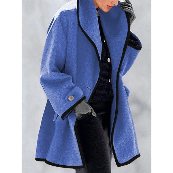 Manteau Rosella™ stylé avec des bottes pour une tenue intemporelle.