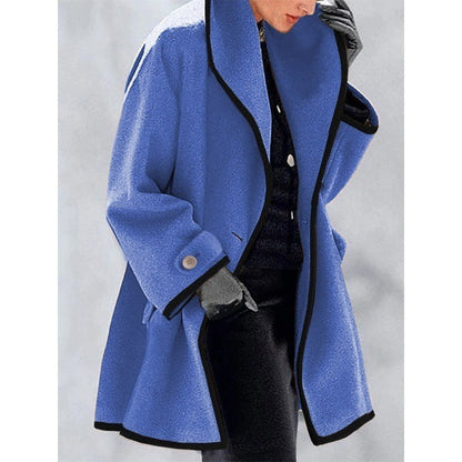 Manteau Rosella™ stylé avec des bottes pour une tenue intemporelle.