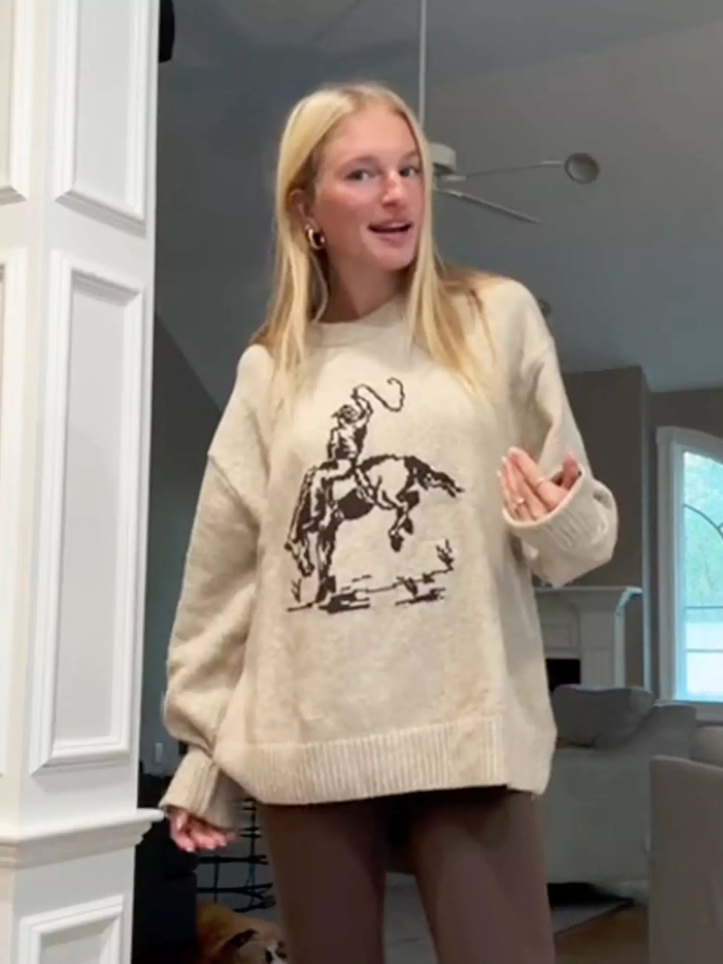 Pull KnitEase™ porté avec un jean pour un look casual chic.