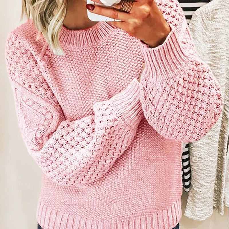 Pull Rose™ assorti à une tenue casual pour une élégance intemporelle.
