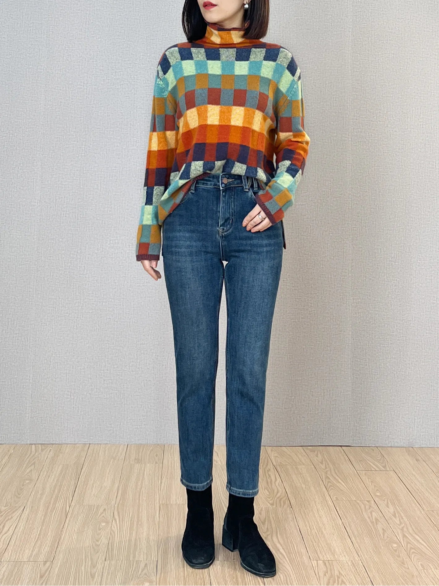 Pull Élodie™ assorti à une tenue professionnelle pour une allure élégante.
