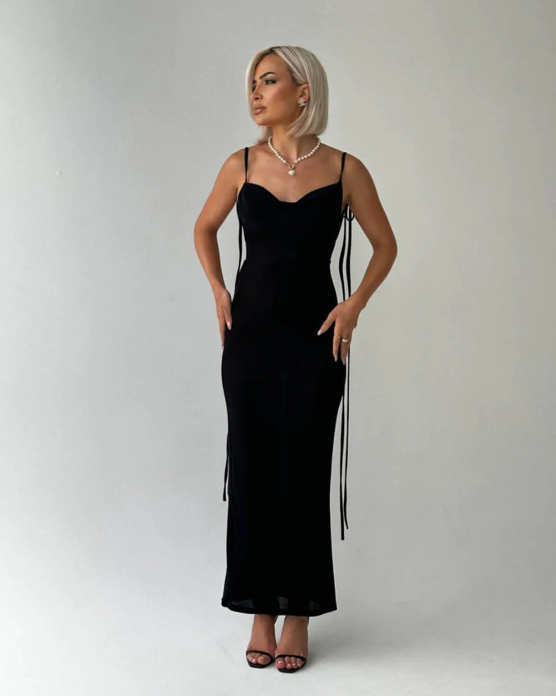 Robe Backless™ sublimant la silhouette avec sa coupe évasée.