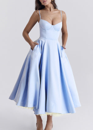 Robe Laura™ satinée avec décolleté en cœur, parfaite pour une soirée chic.