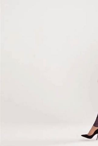 Robe Shaira™ portée avec des accessoires pour un style sophistiqué.