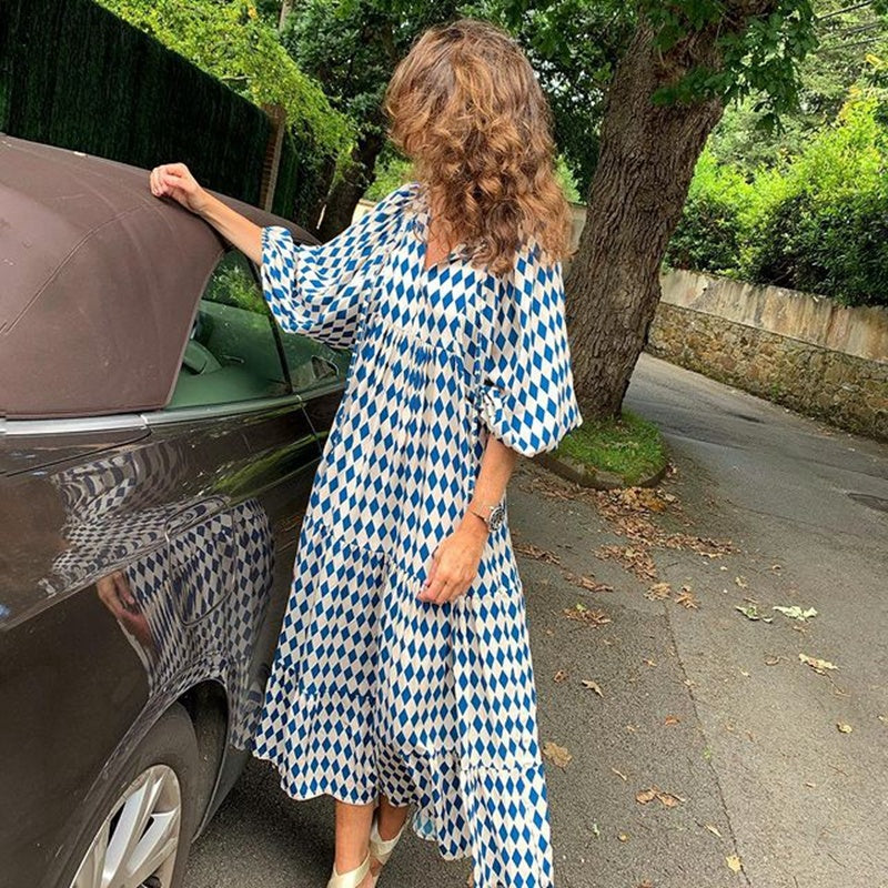 Robe longue bohème chic avec détails élégants.