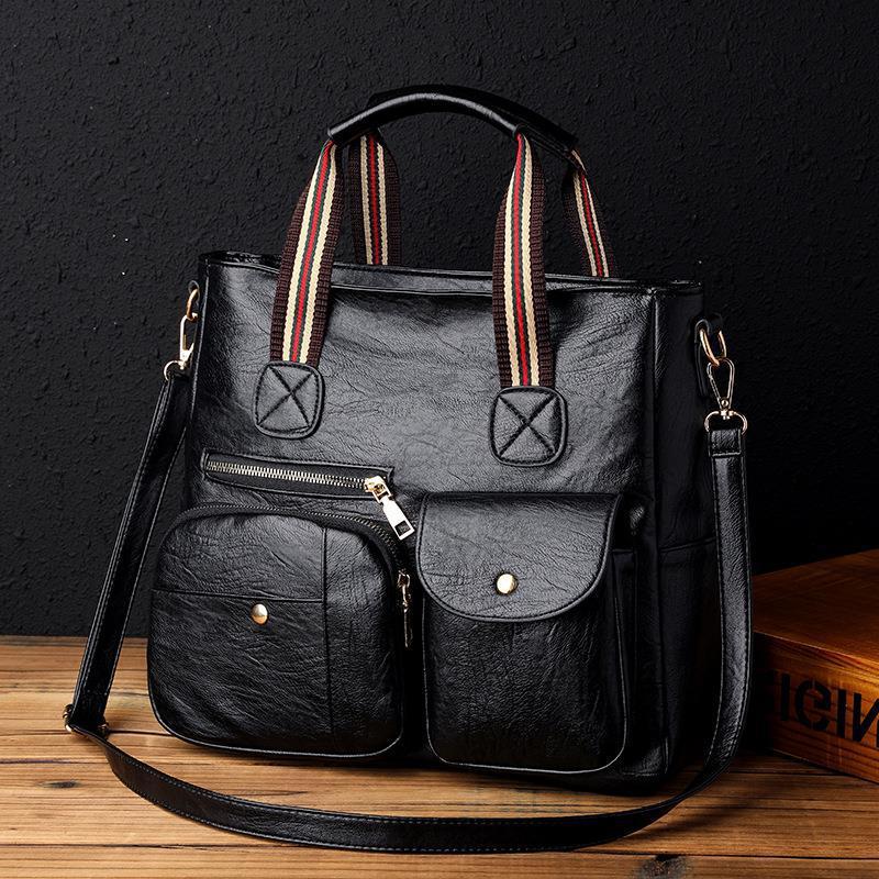 Sac bandoulière Délica™ porté avec une tenue décontractée.