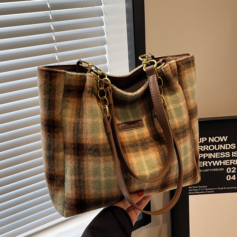 Sac à carreaux Carreli™ porté pour un look élégant et décontracté