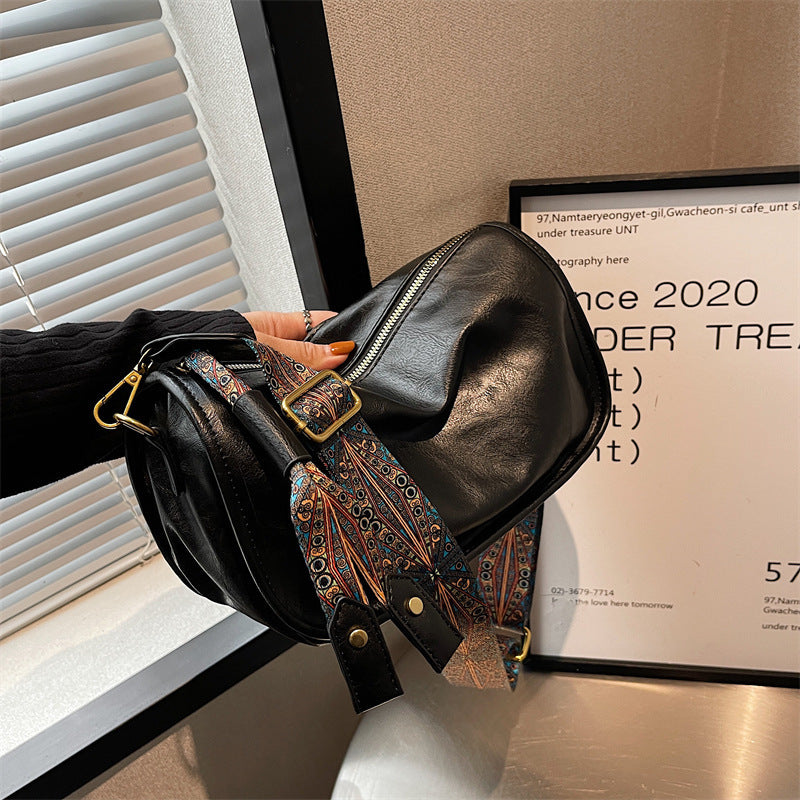 Sac Élégancia™ porté en bandoulière avec un look moderne et rétro.