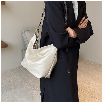 Sac rétro Anne™ assorti à une tenue décontractée
