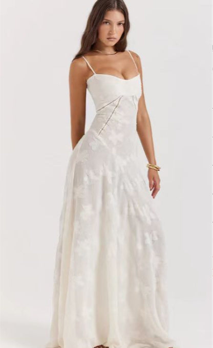 Texture satinée douce et motifs floraux de la robe Katy™, confort luxueux.